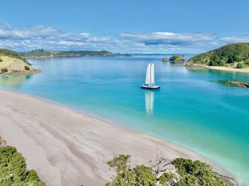 Charter Boat / Yacht - Cool Change, Paihia, Waitangi & Russell (Bay of Islands, Northland) Charter Boat / Yacht - Cool Change, Paihia, Waitangi & Russell (Bay of Islands, Northland)